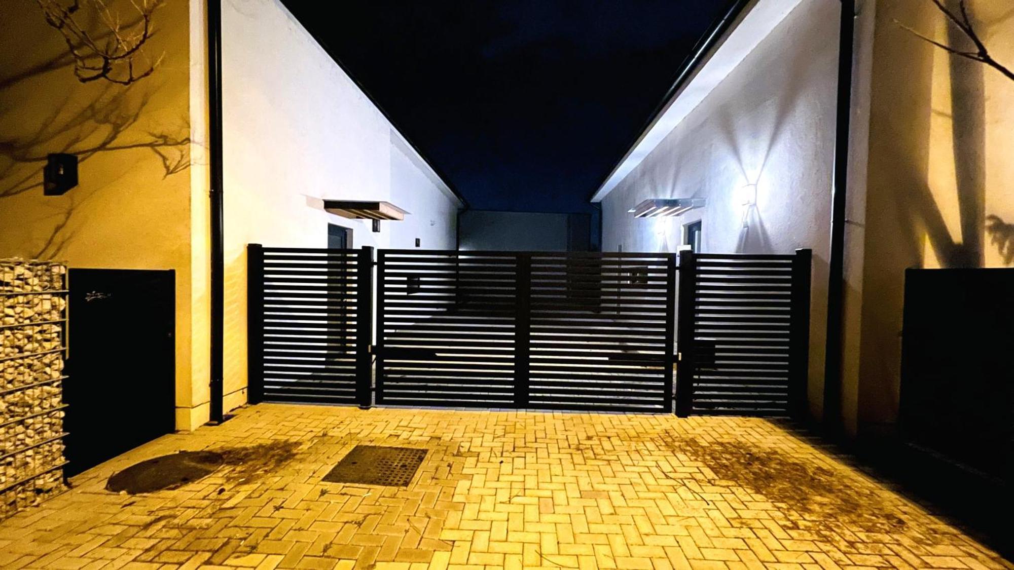 House Flow, 3 Room, Free 2 Parking Bratislava Esterno foto