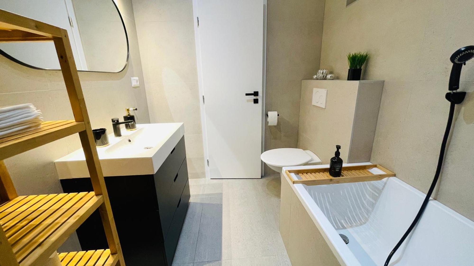 House Flow, 3 Room, Free 2 Parking Bratislava Esterno foto