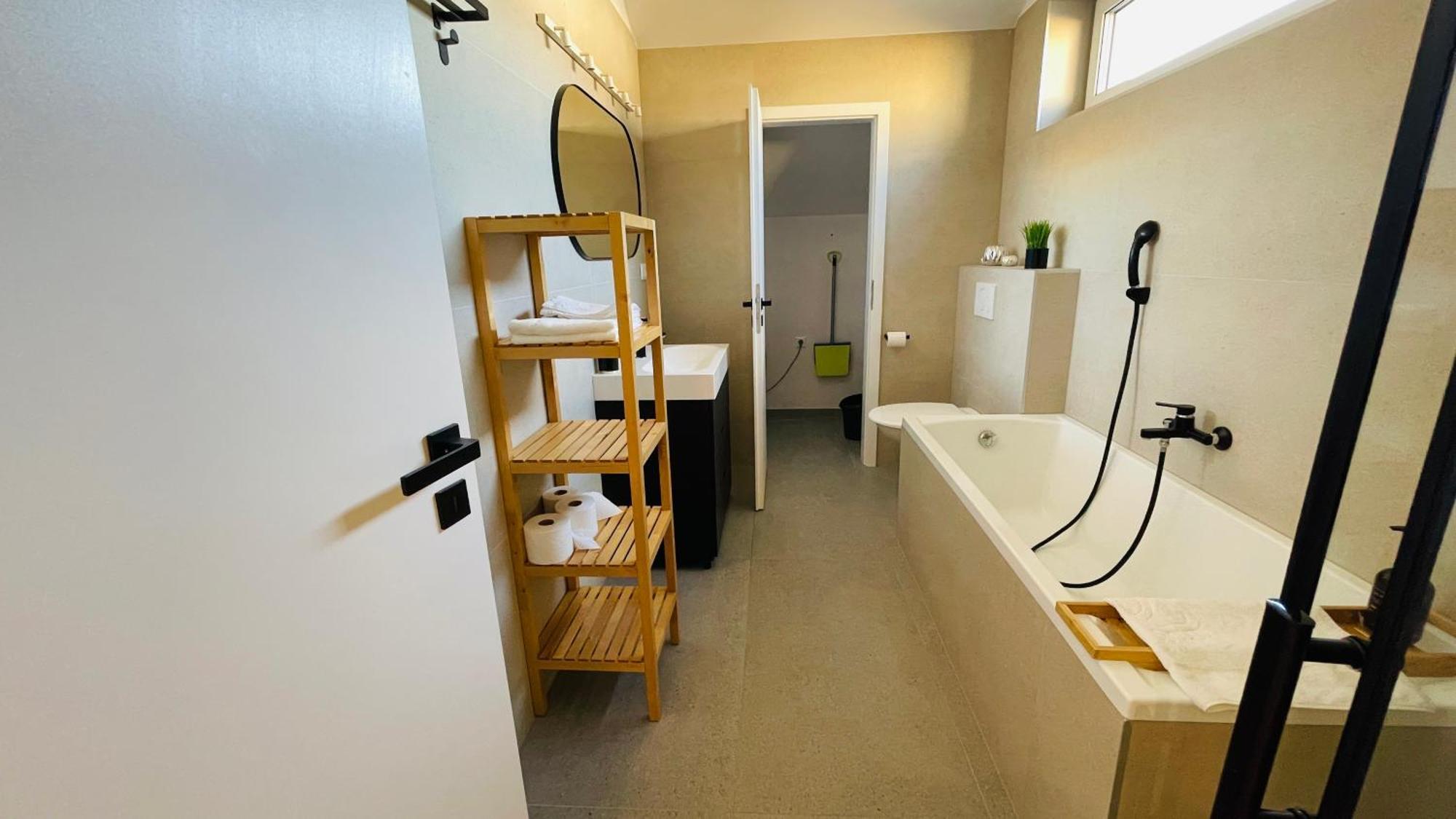 House Flow, 3 Room, Free 2 Parking Bratislava Esterno foto