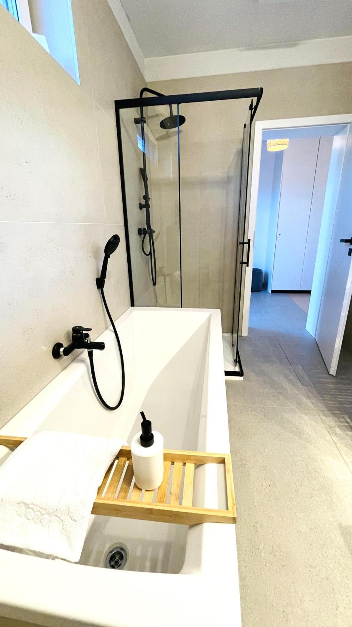 House Flow, 3 Room, Free 2 Parking Bratislava Esterno foto